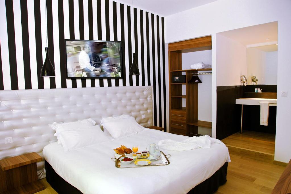 Le Pre Du Moulin - Maison Alonso - Hotel & Restaurant Сериньян-дю-Конта Номер фото